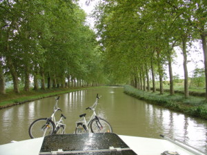 With the morning's rain still on the hatch, Tamaris pushes on up the canal searching for sunshine and clear skies.