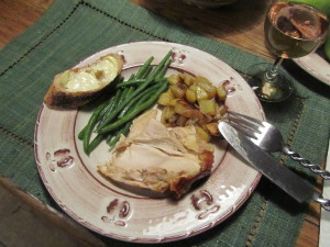 Dinner of chicken, green beans and sautÃ©ed potatoes with onions.