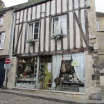 Half-timbered structure with a storefront on the rdc